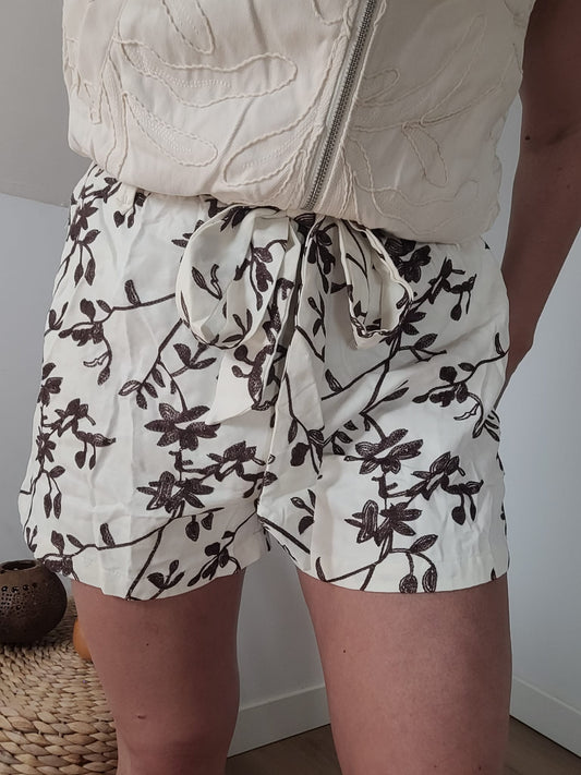 Laura - Short à ceinture et broderie florale